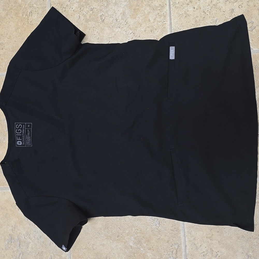 FIGS Casma three Pocket Scrub Top  Black (2)